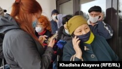 Рұқсат қағазын алу үшін кезекте тұрған жұрт. Семей, 2 сәуір 2020 жыл.
