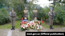 Varşavada general-leytenant Süleyman bəy Sulkeviç və polkovnik Vəli bəy Yadigarın xatirəsinə ucaldılan abidə
