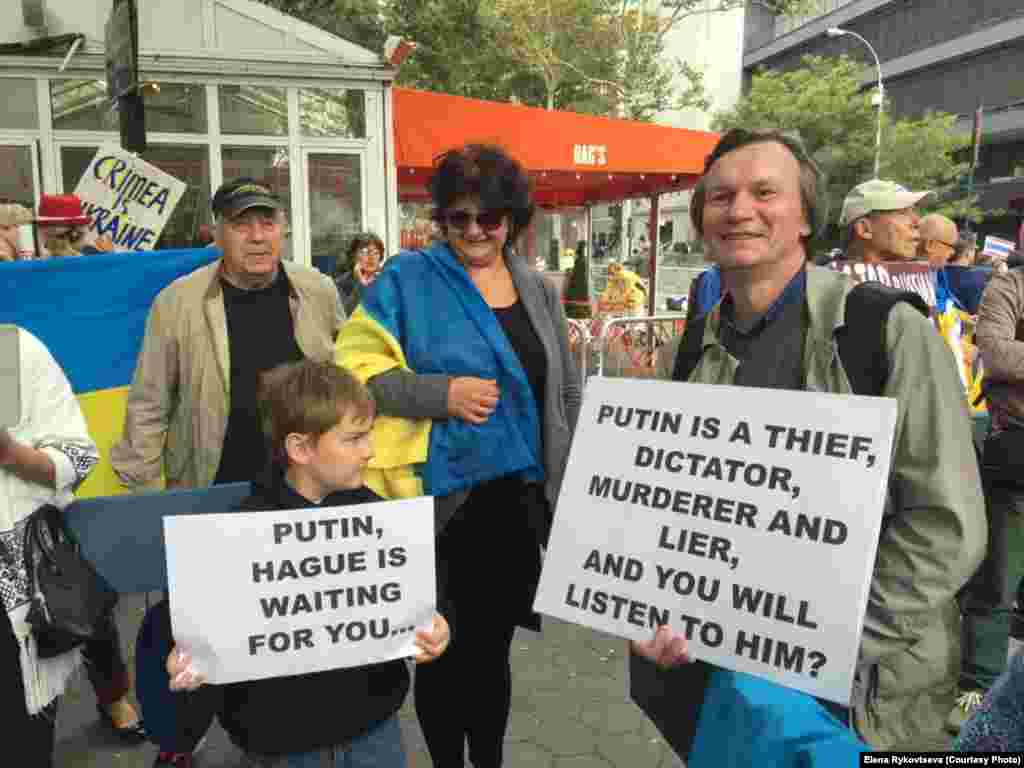 Один из лозунгов протестов: Putin to trial ("Путина под суд!").