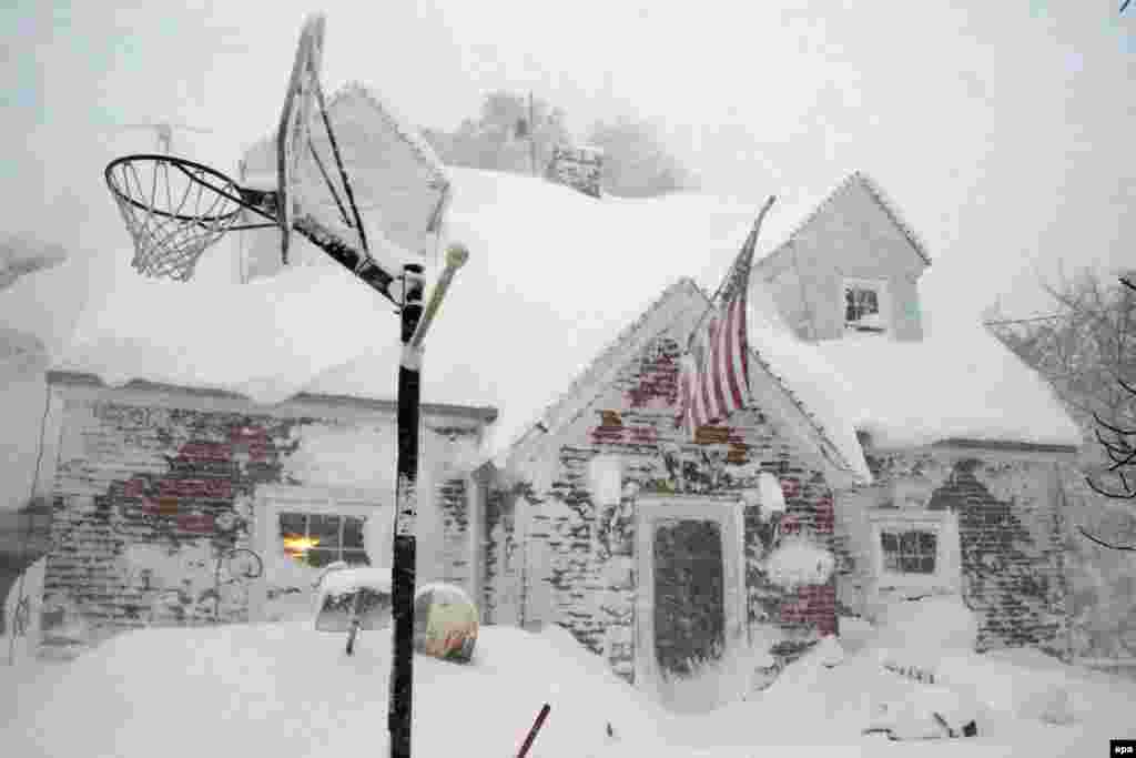  A home is covered in snow in a neighborhood just south of Buffalo, New York, following an overnight winter storm that dumped a reported 5 feet (1.5 meters) of lake-effect snow on the area in Hamburg on Npvember 19. (epa/Mark Webster)