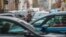 Védőmaszkot viselő járókelő a budapesti Rákóczi úton 2020. november 11-én