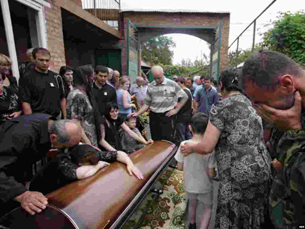 Во время конфликта в Грузии погибли 64 российских военнослужащих,&nbsp;заявил заместитель министра обороны России генерал армии Николай Панков в 2009 году. На фото - похороны российского военного во Владикавказе. 12 августа 2008 года.
