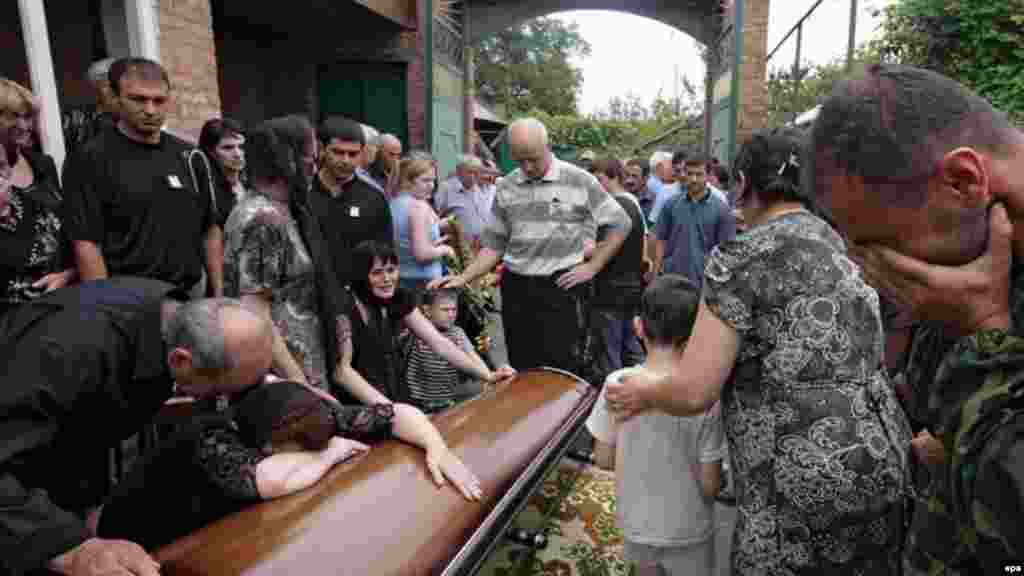 Похороны погибшего на войне, Владикавказ, Северная Осетия, 12 августа 2008 года