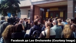 Суд виправдав активіста «Відсічі» Леоніда Овчаренка, якого затримала поліція за роздавання листівок проти Зеленського, 10 квітня 2019 року 