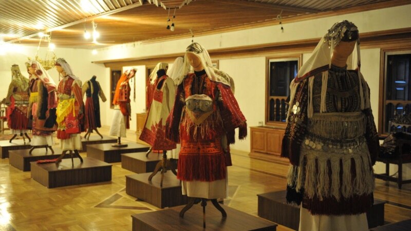 Во Бигорски манастир отворена изложба на стари носии на Мијаците
