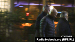 Коломойський, Боголюбов і Ложкін прогулюються біля Женевського озера, 26 березня 2018 року