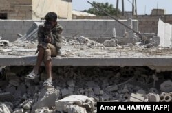 Сирійський хлопчик на руїнах. Наслідки бомбардування у провінції Ідліб, 7 травня 2019 року