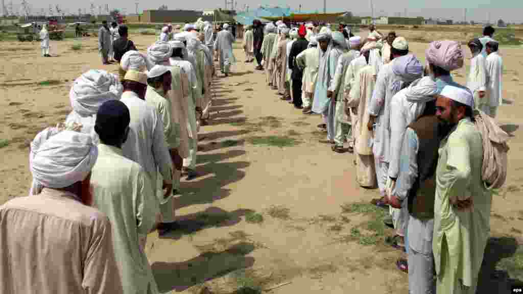 People displaced after military operations against Taliban militants in South Waziristan wait to receive rations in Dera Ismail Khan in Pakistan&#39;s Khyber-Pakhtunkhwa Province. (epa/Saood Rehman)