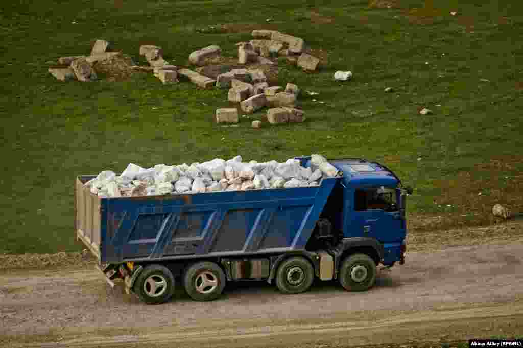 Dağıdılmış dağın hissəcikləri yük maşınlarına doldurularaq karxanalara aparılır.