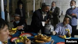 Ramadan in China, printre uigurii musulmani din provincia Xinjiang. 