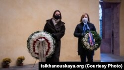 Світлана Тихановська та посол США Джулі Фішер біля меморіалу Костянтина Калиновського у Вільнюсі, 6 лютого 2021 року