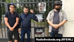 Чеські активісти до дня народження Сенцова влаштували символічну акцію біля посольства Росії