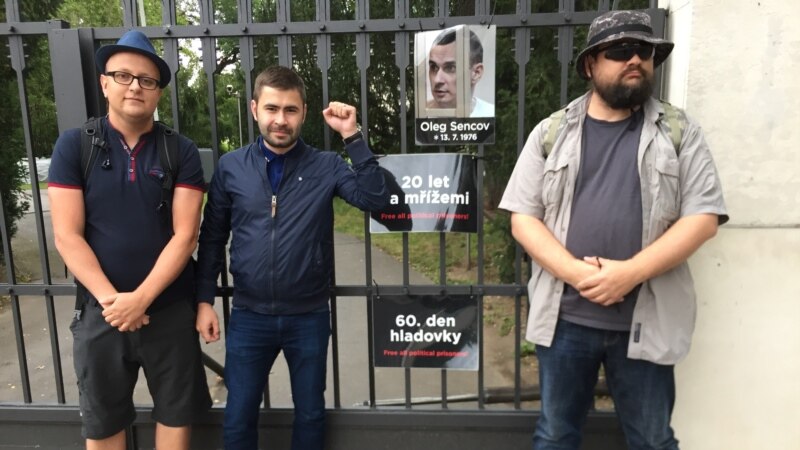 Чешские активисты ко дню рождения Сенцова устроили символическую акцию у посольства России