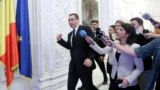 Victor Ponta asaltat de jurnaliști în noiembrie 2014, după ce Parlamentul român a refuzat să-i ridice imunitatea cerută de procurori într-un caz de corupție, și după scandalul declanșat de tragedia din clubul bucureștean Colectiv, unde au murit 63 de oameni.