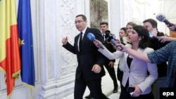 Victor Ponta asaltat de jurnaliști în noiembrie 2014, după ce Parlamentul român a refuzat să-i ridice imunitatea cerută de procurori într-un caz de corupție, și după scandalul declanșat de tragedia din clubul bucureștean Colectiv, unde au murit 63 de oameni.