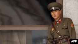 Severnokorejski vojnik u demilitarizovanoj zoni koja razdvaja dve Koreje 