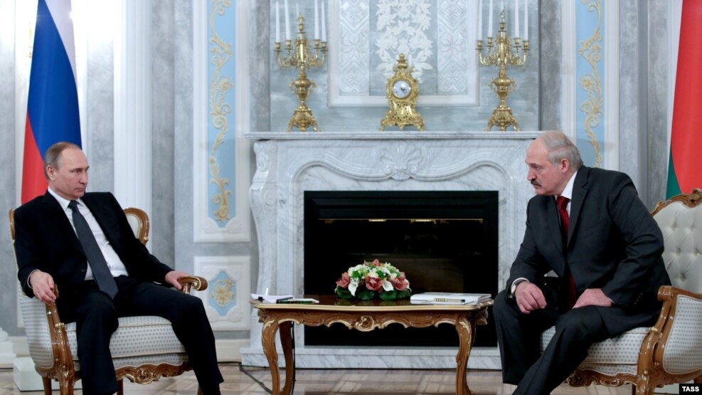 Vladimir Putin (majtas) dhe Aleksandr Lukashenka në një takim të mëparshëm 
