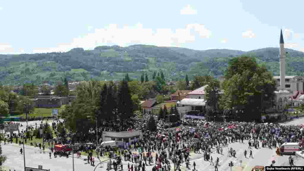 Brojni okupljeni na trgu ispred obnovljene Ferhat-pašine džamije, poznatije kao Ferhadija, prisustvuju ceremoniji svečanog otvaranja ove bogomolje.