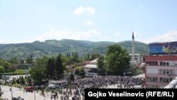 Brojni okupljeni građani i delegacije na trgu ispred obnovljene Ferhat-pašine džamije u Banjaluci, 7. maj 2016.