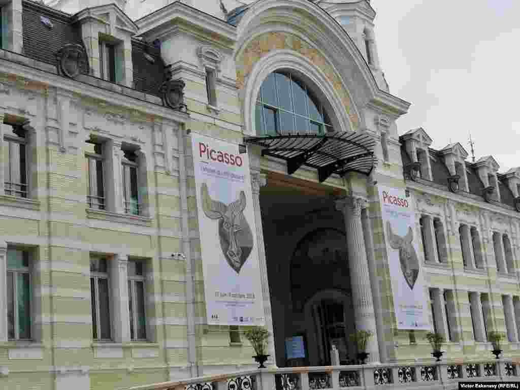 Centrul cultural muzeal Palais Lumiere într-o fostă clădire termală în stil art nouveau la Evian