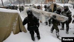 Бойцы Национальной гвардии Украины сносят палаточный лагерь у Верховной Рады, Киев, 3 марта 2018 года