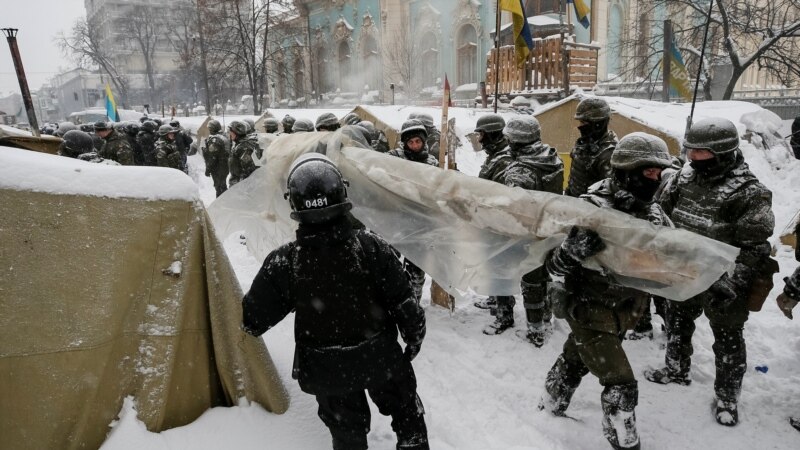 Киевде полиция нааразылыкка чыккан ондогон кишини кармады