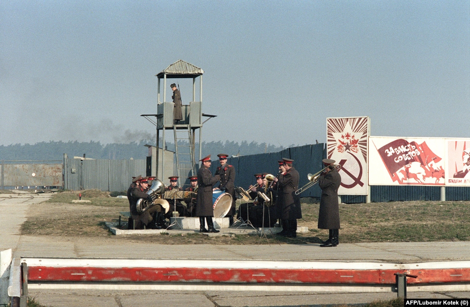 Një bandë ushtarake duke luajtur muzikë jashtë bazës ajrore të Milovices në shkurt të vitit 1990.