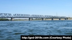 Трансграничный мост между Россией и Китаем на реке Амур