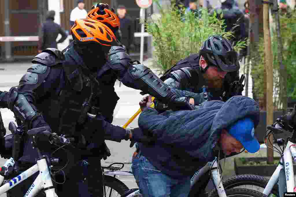 Poliția pe biciclete face primele arestări.