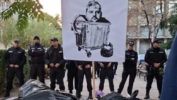 Момент от протеста на граждани в София срещу кризата с боклука в столицата. На 10 октомври стотици струпаха торби с боклук пред централата на ДПС - Ново начало. Те обвиняват лидера на партията Делян Пеевски за кризата с боклука. София, 10 октомври 2025 г.