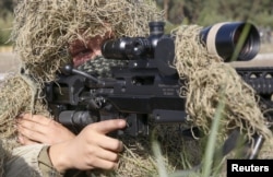 Укарїнський військовий із снайперською гвинтівкою Barrett (архівне фото)