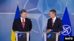 Прэзыдэнт Украіны Пятро Парашэнка (зьлева) і генэральны сакратар NATO Енс Столтэнбэрг (архіўнае фота)