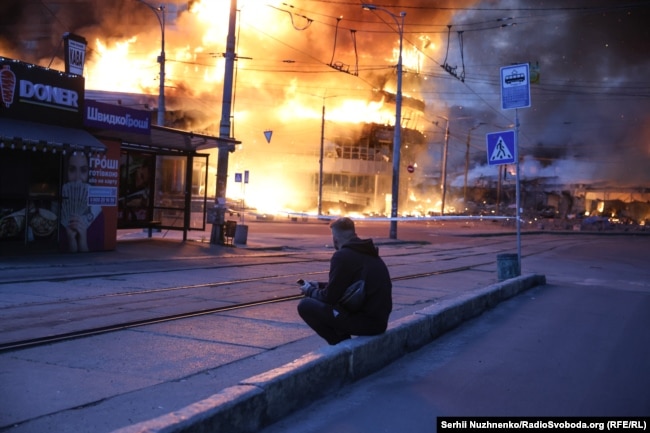 Горить ТРЦ над метро Лук'янівська у Києві. 24 травня 2026