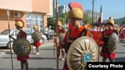 Copii macedoneni înfalangați protocronic…