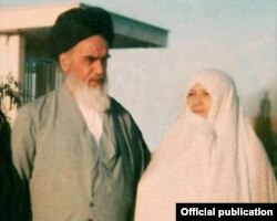 تصویری از آیت‌الله خمینی و همسرش، احتمالاً مربوط به اوائل انقلاب