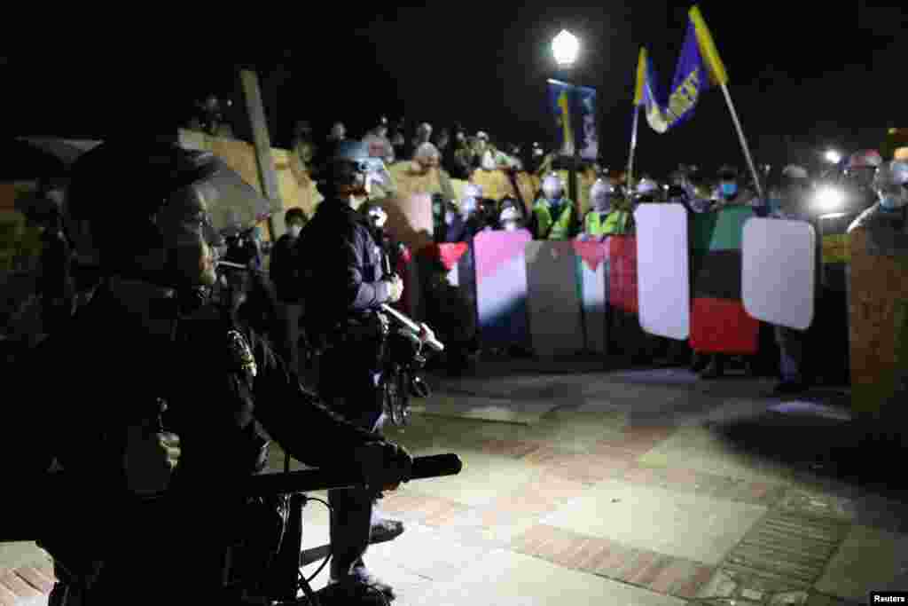 Protestatarii pro-palestinieni de la UCLA au format un lanț uman când polițiștii au venit să distrugă &bdquo;tabăra&rdquo; din campus.&nbsp;