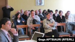 Юрист Эльмар Сулейманов (слева) на символическом суде, Тбилиси