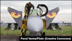 Один из истребителей Gripen на авиашоу в Чехии