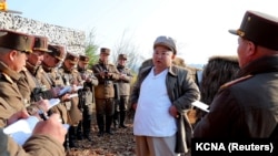 Kim Džong Un daje instrukcije tokom vježbe ispaljivanja minobacača, 10. april