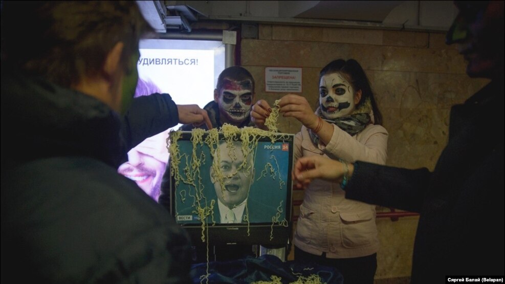 Гелловін по-білоруськи: В Мінську зомбі молилися на Кисельова - фото 3