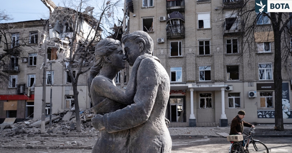 Puthja e dy të dashuruarve si simbol i realitetit të ashpër të luftës