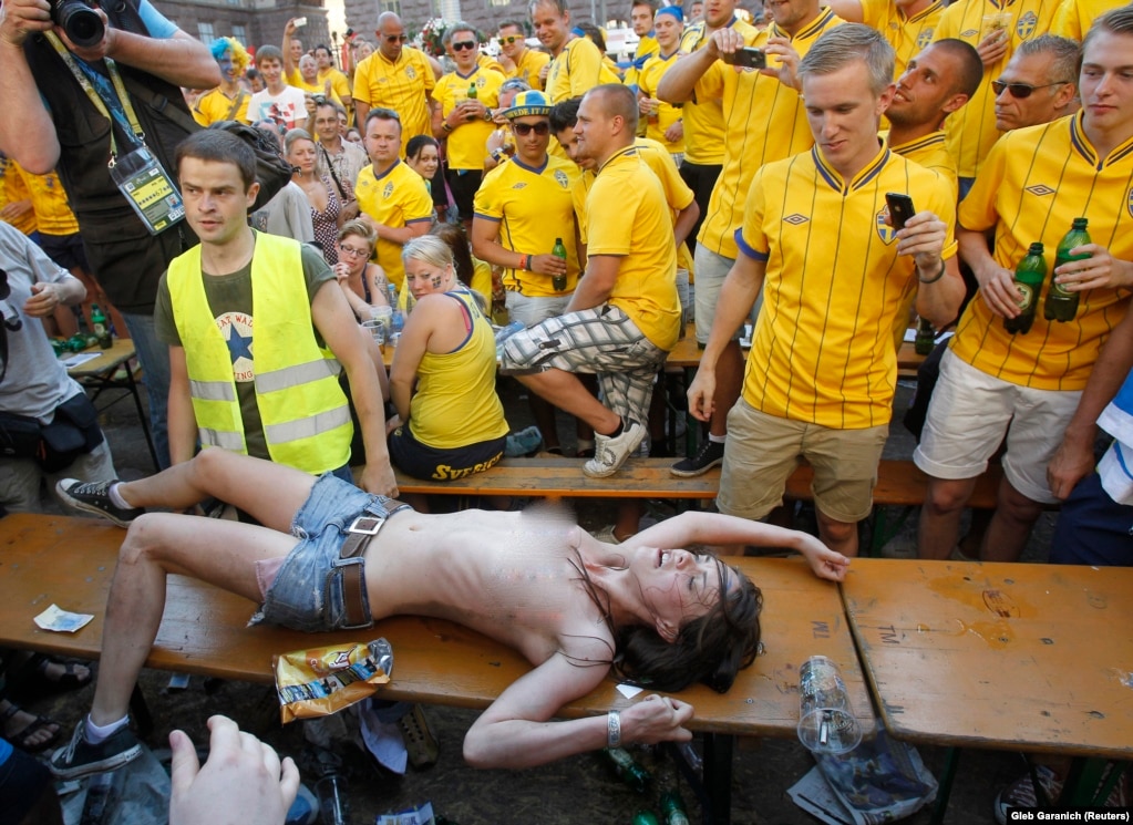 Шачко перед шведскими футбольными болельщиками. Протест против проституции во время чемпионата Европы по футболу 2012 года в Киеве.&nbsp;