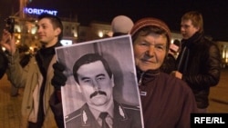 Activists rally in support of political prisoners on October Square