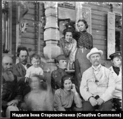 Згаданий композитор Микола Лисенко (на фото з капелюхом) під час гостювання в Євгена Чикаленка (другий зліва) у селі Кононівка