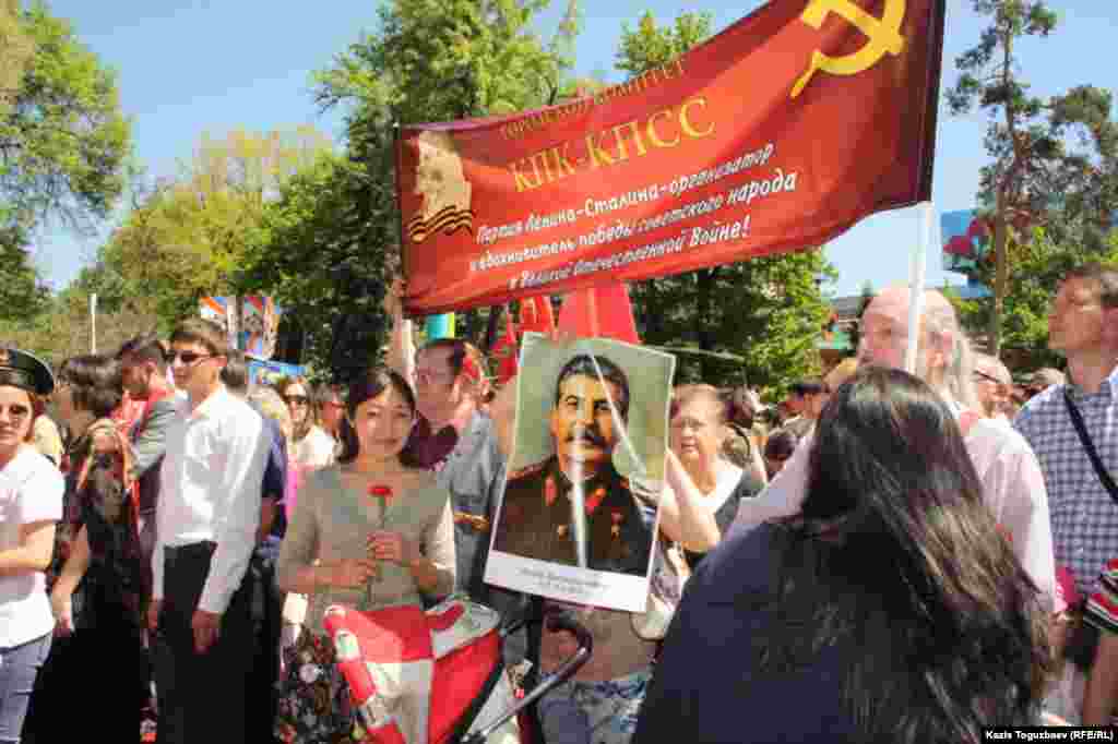 Колонна активистов оппозиционной Коммунистической партии Казахстана с портретом Сталина. Алматы, 9 мая 2014 года.