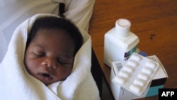 Рядом с новорожденной девочкой – лекарства от СПИДа 