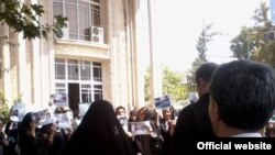 Families of political prisoners gathered in front of Tehran's Justice Department on August 1