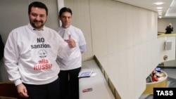 Лидер итальянской партии «Лига Севера» Маттео Сальвини в футболке "Нет санкциям против России" в Госдуме России