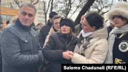 გიგა ავალიანის ოჯახის ადვოკატი ზაზა ხატიაშვილი და მოკლულის დედა, ეკა კუპატაძე (შუაში) პროკურატურას მიმართავენ