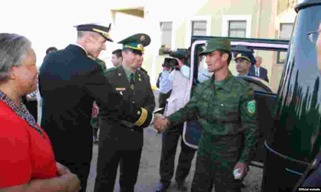 Kontr-admiral Franken serhet gözegçi ofiserine okuwy şowly görkezendigi üçin minnetdarlyk bildirýär